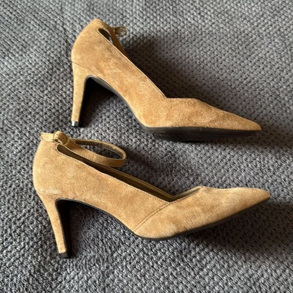 Adrienne Vittadini Camel Suede Pointed Toe Ankle Strap Heels Size 7 High Heel - Picture 5 of 15